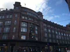 ギャラリーラファイエットに来ました。
ツリーも彫像も付いています。