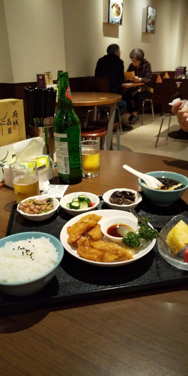 遅いランチ兼早めの夕飯の時間なので空いてました　此処もメニュー兼注文表にチェックを入れてレジに持って行き先払いでした<br />海老の揚げ物セットが４００元と少し高めです<br />