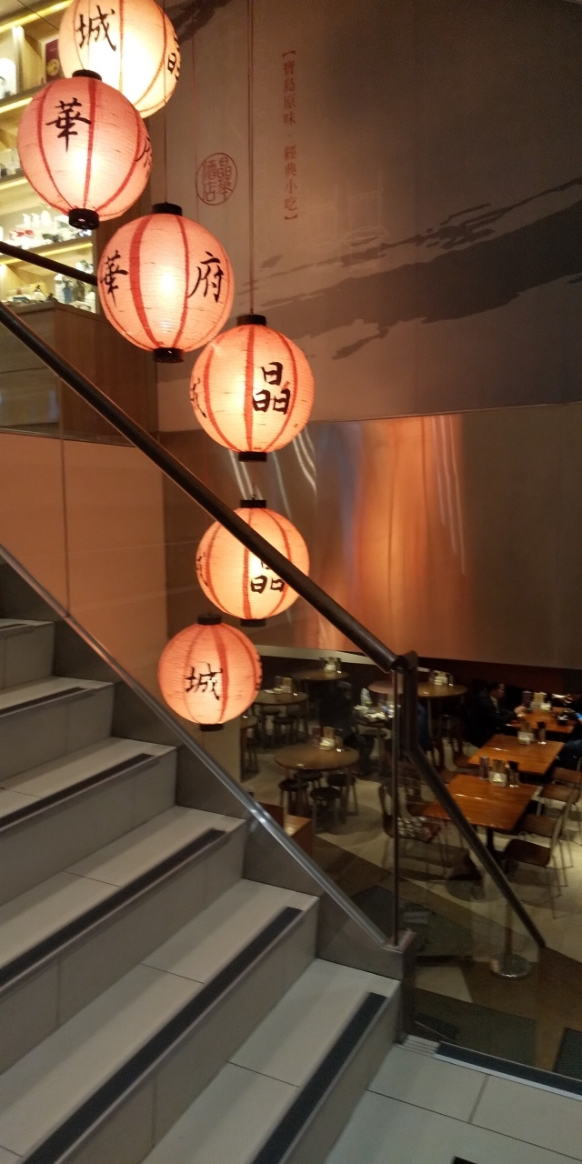 小さなお土産コーナー横の階段を降ります