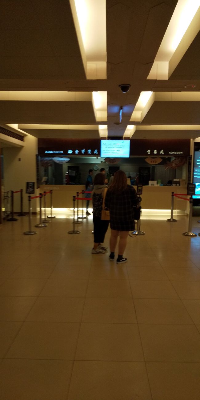 チケット売り場です　３５０元でした<br />右のほうに日本語版パンフレットもあり館内図が載っていたので入手<br />日本語の音声ガイドも1台１５０元で貸し出してます