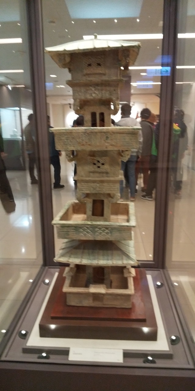 故宮博物院は紫禁城から清朝のラストエンペラーを追放し　紫禁城を故宮博物院として皇室と宮廷だけの所蔵品を一般開放して誰でも見られるようにしたところから始まったと。その本土にあったお宝は戦火を逃れて運ばれました<br />