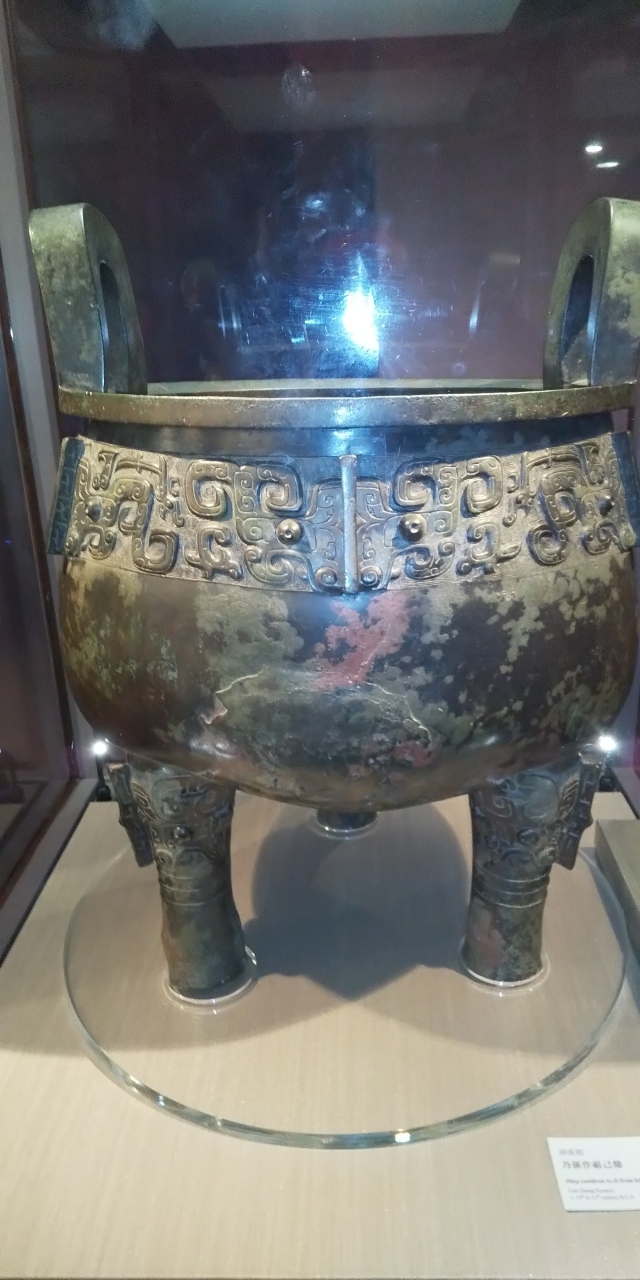 妻は　お土産のショップを隈なく見る情熱を展示品には持てないようなので<br />そろそろ帰りますか