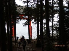 朝食後の散歩はお隣の関東最強パワーを持つと言う「箱根神社」へ。
映える写真を撮ろうと列がもう出来てました。