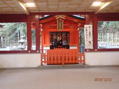 右側の九頭龍神社（分社）はリノベーションされて大きく綺麗になってました。
以前は一列に並んで参拝でしたので渋滞気味でしたが、３人並んで参拝出来るようになっていました。
こちらは朱色の社です。
息子と娘の良縁を心から願いました。