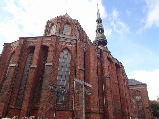 聖ペテロ教会の裏手に出てきました。