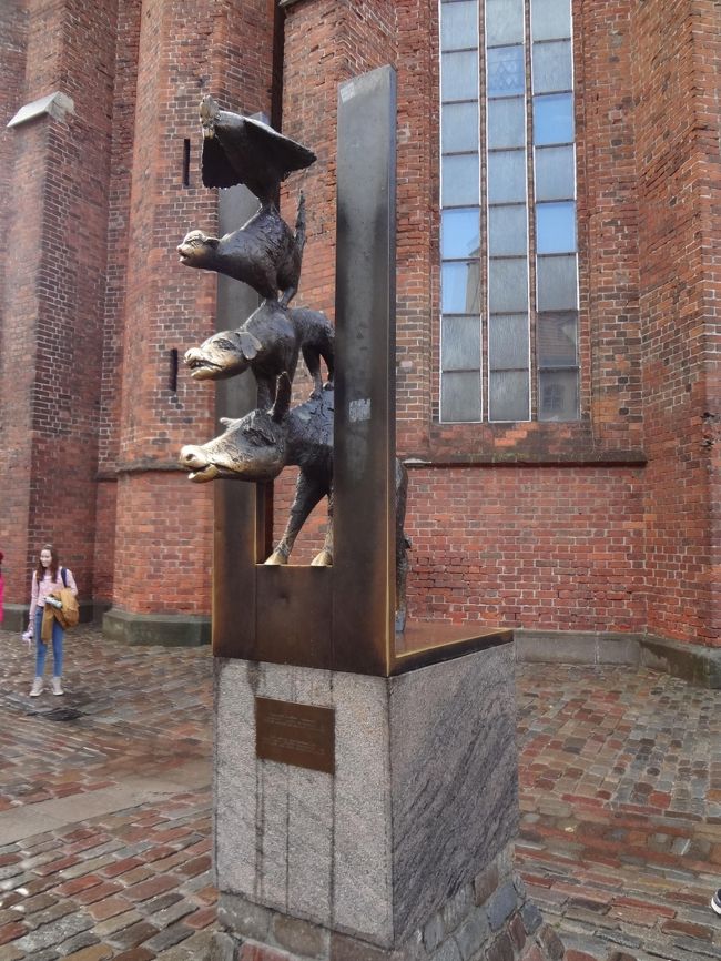 ブレーメンの音楽隊像があるのもこの辺り。<br /><br />上の方に触るといいことがあるというので飛び跳ねてみましたが、やっぱニワトリさんに触れるのは難しかったです。