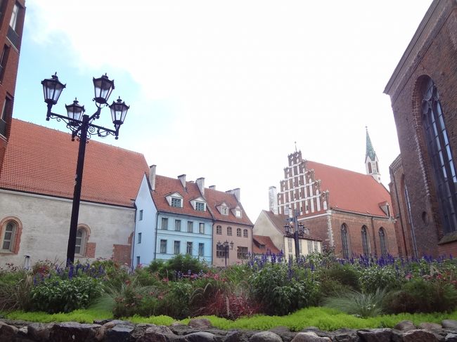 ステキな街頭に緑がいっぱい。