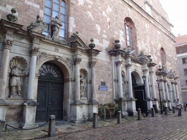 見学のため表側に移動します。<br />入り口の構えは立派ですが、表のスペースは実は狭いんです。