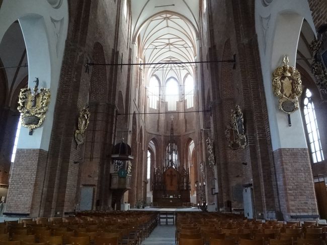 横向きだと天井の高さがわかりにくいですが、聖堂の広さはこちらの方がよくわかる気がします。