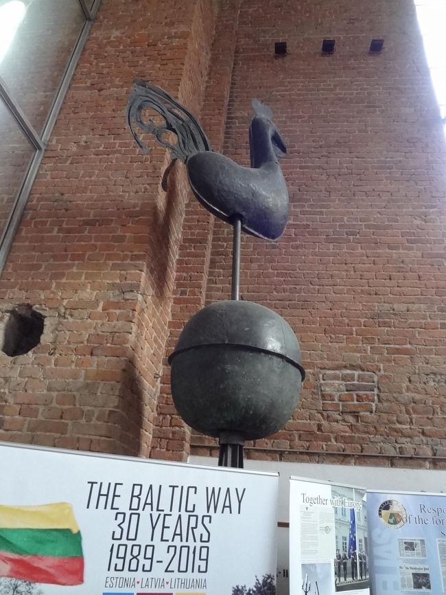 おや、ここにも風見鶏。<br />どうやら教会の塔には十字架の代わりに風見鶏を立てるのがここのやり方だったよう。