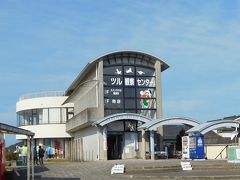 出水には今や新幹線が通じている。旅程の変更が容易なので新幹線を利用することにした。実際、最初に立てた計画では天候が思わしくなさそうだったので、出発の数日前に1日遅らせた行程に変更している
。

2019年12月12日、午前7時半頃の「のぞみ」に乗った。小倉で乗り換え。降りたら階段を使わず、隣のホームに行けばいいから楽だ。九州新幹線は、席がゆったりしていて、快適だった。12時少し過ぎに出水に着いた。予約していたトヨタレンタカーに電話すると直ぐに迎えが来た。車を借り、20分ほどのドライブで、写真に示した出水市ツル観察センターに到着である。