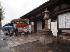 7：01　東寺東門　
門の前に屋台が出てる？それに人がたくさんいる。　
この日は弘法大師の月命日の21日。気が付かなかった。
東寺では毎月21日に弘法市が開かれます。