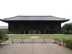 日本人なら知らない人の無い正倉院。
想像していた以上に大きく、どっしりとした焦茶色。
私のレンズだと、フェンスからこれだけ離れないと、全容が納まらない。ギリギリです。

で、見学時間3分！