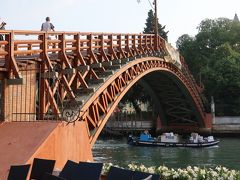 木造橋のアカデミア橋。