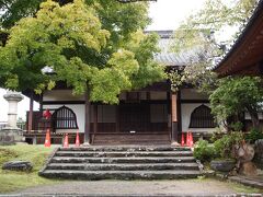 10：42　指図堂
平重衡の南都焼討のあと、東大寺復興の勧進職についていた重源上人が、大仏殿を再建するための設計図（指図）を収めるお堂として使い「指図堂」と呼ばれるようになりました。