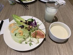 3日目の朝です。

今日も
ホテルで朝食を
済ませました。

今日は
KKDAYで申し込んだ
太魯閣ツアーに出掛けます。

ホテルに8時20分の
待ち合わせです。

KKDAY太魯閣ツアー昼食付き
【花蓮出発】台湾東部の絶景・太魯閣1日ツアー：清水断崖・長春祠・燕子口
JPY 3.450円

コスパ最高です^_^