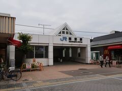 西宮（にしのみや）駅



該駅は、明治７年（１８７４年）５月１１日開業である。
但し、該駅開業当時は現在位置と異なり旧貨物取扱所付近に開設された。
該駅開業時は 西ノ宮 と称したが、此れは、三ノ宮と同様、東京から来神者が読めないと云う理由を以って「ノ」補与されたもので、該地に於いて該駅以外に先例は無い。
該駅付近は、京都伏見、摂津灘と共に関西３大日本酒製造蔵元とされ、それ故に、開業以来、全国各地宛酒類発送貨物が多数を占めた。
該駅は、大阪、及び、神戸共に、利便性が良好な事から、旅客利用者が増加したが、明治３８年（１９０５年）４月１２日に、阪神電気鐵道が大阪出入橋-神戸瀧道間開通後は、快適、且つ、頻発運転の電車運転の為に、該影響に依り、該駅旅客利用者は激減し、概ね、短距離利用者約６３％が阪神電気鉄道に流れる事態となった。
減少を続けた短距離旅客利用客が増加に転じたのは、昭和９年（１９３４年）７月２０日に、吹田-神戸-須磨間が直流１５００Ｖ電化完成で電車運転が開始された以降の事である。
明治末期ともなると貨物取扱業務が激増した事から、西部鐵道管理局は該駅構内拡張を決定し、該工事は、明治４４年（１９１１年）１１月１日に着工した。
大正期に、該駅周辺に、アサヒビール、紡績関係工場が進出し貨物取扱量が激増したが、既成該駅構内が狭隘な事から拡張が困難と判断され、旅客取扱業務のみ大正１３年（１９２４年）４月に現位置に移転し、同時に第２代駅本屋が造営された。
大東亜戦争（昭和１６年（１９４１年）１２月８日～昭和２０年（１９４５年）８月１５日）勃発後、陸海軍航空機増産を目的として川西航空機洲崎工場設置が決定し、航空機製造部品、及び、該完成品発送の為に、専用線設置の為に、該駅貨物取扱所より線路延長が決定された。
即ち、東京方甲子園口駅付近まで本線に併走し、武庫川堤を南下、阪神電気鉄道武庫川線武庫大橋-洲崎間複線線路１本を３線軌条化させ該工場に至る計６．９ｋｍ設置が突貫工事で進められ、昭和１９年（１９４４年）１１月１５日附で開通したが、該専用線敷設の為に、特別風致地区たる武庫川堤の松林を伐採する等々を強行せざるを得なかった。
因みに、該専用線は該戦争終結後は、一時連合国進駐軍が使用したが、半ば放置されたまま、昭和３３年（１９５８年）には休止扱、昭和４５年（１９７０年）に廃止されたが、廃止以降も大部分の区間で軌道が残存していた。
昭和１３年（１９３８年）７月５日発生の阪神大水害に依り、該駅構内は浸水、及び、土砂侵入被害が著しく、該駅構内留置中の貨車３８両に浸水被害が発生したが、運良く該駅停車中の列車、電車が無かったのは不幸中の幸いと言えた。
大東亜戦争末期たる昭和２０年（１９４５年）８月５日 阪神間空襲に依り該駅構内に焼夷弾が落下炸裂し、上下線貨物取扱ホーム上屋、及び、西信号取扱所が全焼したが、駅本屋を含め他構内施設は無事だったのは不幸中の幸いだった。
該駅北側住民から、出改札口設置要望が強く、度重なる西宮市の請願に依り、昭和２４年（１９４９年）４月１日附で、北口が設置され、旅客地下通路を通じ、人の通行みならず、自転車に乗ったままの地元住民の奇矯姿が平成８年（１９９６年）の該駅改築まで見られた。
該駅は開業以来貨物取扱業務が多量を占めていたが、日本国有鉄道貨物取扱業務の根本的見直しに依り、昭和６１年（１９８６年）１１月１日附を以って全面的に廃止され、貨物専用線も漸次撤去された。
該駅前は駅前広場が狭隘で、路線バス乗入にも困難が伴っていた事から、西宮市は、平成４年（１９９２年）に日本国有鉄道清算事業団から当該敷地を買収し、駅前再開発計画が開始した。
平成７年（１９９５年）１月１７日発生の阪神淡路大震災に依り、同月２５日に甲子園口-芦屋間復旧開通まで該駅営業は休止を余儀無くさせられた。
平成９年（１９９７年）２月１６日附で第３代橋上式駅本屋が竣工した。
明治期以来、懸案とされた駅名改称問題は、該変更にマルスシステムの大規模変更を要する事から、西日本旅客鉄道は難色を示し続けていたが、さくら夙川駅開業に依り該問題解決が可能と判断された事から、該駅名変更関連費用全額地元負担を条件に承認され、平成１９年（２００７年）３月１８日附時刻改正に依り、晴れて西宮に改称された。
https://www.jr-odekake.net/eki/top.php?id=0610136