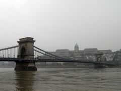 くさり橋とその向こうの王宮という名のブダペストの代名詞とも言える風景。
