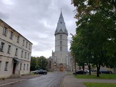 まずはナルヴァ駅から徒歩数分のアレクサンドゥリ教会へ向かいます。１８８４年建築の比較的新しい教会ですが、１９４４年にソビエト軍の空爆により大きく損傷を受けて７０年代より復旧された教会です。
尖塔は展望台にもなっていてここからナルヴァ市街を一望出来ます。