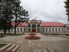 バスで到着しているんですが到着場所が駅のすぐ近くなのと、バス停は何もないのでナルヴァ到着記念の一枚です。
ナルヴァ駅は１８７０年に開業し現在の駅舎は3代目で１９４６年に完成しています。初代の駅舎は独立戦争で、二代目の駅舎は独ソ戦で焼失しています。