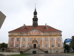 数少ない戦前のナルヴァ旧市街の雰囲気を残すナルヴァタウンホールです。スウェーデン統治下の１６７１に完成しナルヴァ市の中心となってきました。１９４４年にソ連軍の空爆で損傷し戦後に復興しました。ソビエト占領下ではピオネール宮殿としても使われたそうです。中ではナルヴァの旧市街の復元模型や展示をしていた時期もあるそうですが、２０１９年９月現在閉鎖されていました。改修の上再度博物館として利用するようですが現時点では不明です。