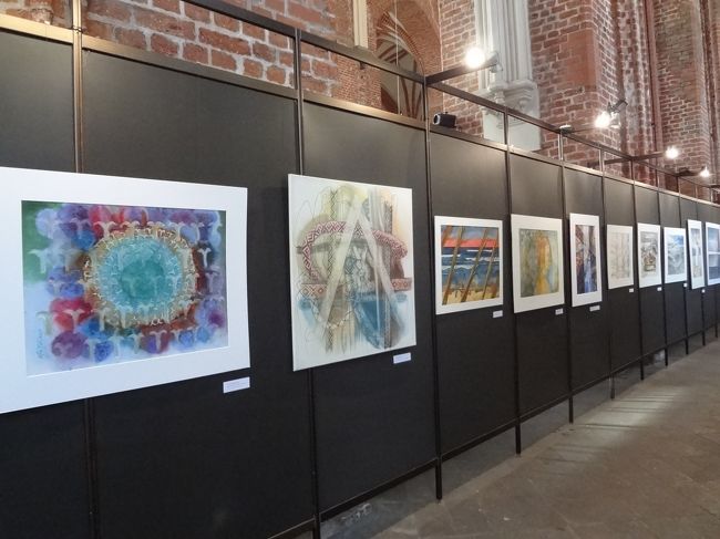 聖堂内で絵の展示会が行われていました。