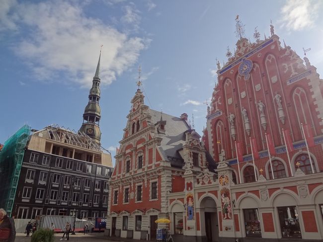 ブラックヘッド会館。<br />リガで一番有名なところですね。<br />陽射しがうれしいです。<br />時刻はお昼前。朝からたっぷり歩いてそろそろおなかも空いた頃です。