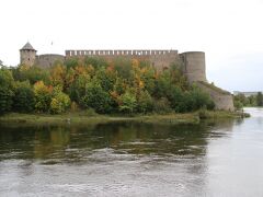 イヴァンゴロド城はナルヴァ城に比べて低い位置に立っています。ただ後ほどナルヴァ城から見るとわかりますが、その一方でイヴァンゴロド城は城壁が多く守りは堅そうなお城でした。