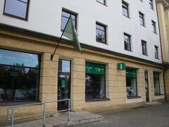 ナルヴァ城に向かう前に観光案内所に向かいました。
観光地について尋ねましたが、ナルヴァ城、タウンホール、美術館くらいしかないと、南部のクレンホルム地区も産業遺産が多いけど日曜日にあるガイド付きツアーでしか中に入れないとのことでおとなしくナルヴァ城をゆっくり観光することに。
ちなみにナルヴァ城にレストランがあるかに関してはあると答えてくれましたのでそこで食べることに・・・。