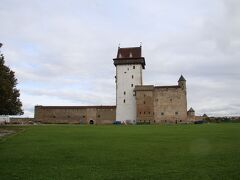 城壁を越えたところから見たナルヴァ城です。
ナルヴァ城は正確にはヘルマン城と呼ばれ、エストニアがデンマークの統治下にあった１２５４年にナルヴァ地峡を防衛するために造られました。当時は木造の館だったそうです。その後ノヴゴロド共和国との戦いで焼失したり、モスクワ大公国に攻め入られナルヴァの人々が殺されたりと言うような歴史もありました。