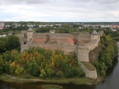 ナルヴァ城の展望台からみたロシアのイヴァンゴロド城です。下からは中がどうなっているのかよくわかりませんでしたが、城壁と塔がありそれをつなぐ回廊や塔には挾間があったりと戦闘用に造られている様です。ちなみに元々の建造はスウェーデン時代の様ですが、現在のお城がいつ造られたのかはわかりませんでした。