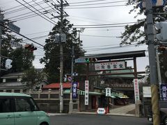 参道を歩くと宗吾霊堂入口に着きます。周りにお蕎麦屋さんや飲食店もあります。