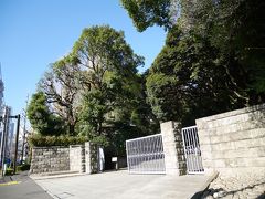 旧岩崎家高輪別邸である開東閣が門の向こうにあるらしいですが、門の外から見る事は出来ません。