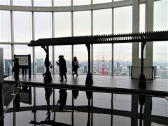 東京タワーを見下ろすホームからのロケーション。