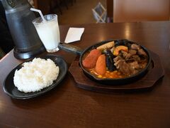 お昼ごはんがまだでしたので、スープカレーを食べます。
木多郎というお店でした。