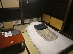 今宵の宿は、江戸時代から現存する宿、粂屋。
建物の情緒は明日の朝味わうとして、今宵はもう寝ます。
おやすみなさい。