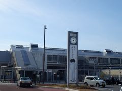 　岡崎駅に到着、JRと愛知環状鉄道が同居する駅で、駅前には岡崎市非公式キャラクターの「オカザえもん」が至る所に。