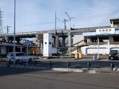 二駅目の中岡崎駅で下車、岡崎市の中心部に位置する駅で、名鉄の岡崎公園前駅が立体交差で隣接している。 