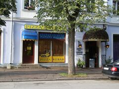 ナルヴァ城の近くのお店というのはあまりなく、ナルヴァ中心部に行ってショッピングセンターをあたることも考えましたが、近くにピザケバブというお店を見つけたので入店することにしました。