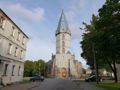 夕方に成り日が差してきたので帰り道にアレクサンドゥリ教会を見てみたらすごく綺麗な建物に見えました。出来れば中に入りたかった・・・。いつの日かナルヴァを再訪する機会があればその時は是非入ってみたいです。