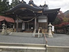 近くのバス停から3つ目、川の上流にある九頭竜大社へ行ってみました。ほとんど観光客はいません、瑠璃光院の混雑と比べたら天国です。