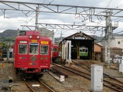  伊太祈曽駅でいちご電車を降ります。
車庫には今日は走っていないおもちゃ電車と動物愛護電車がとまっていました。
時刻表を見るとたま電は毎日走っているけど
他は交代で走っているようです。
