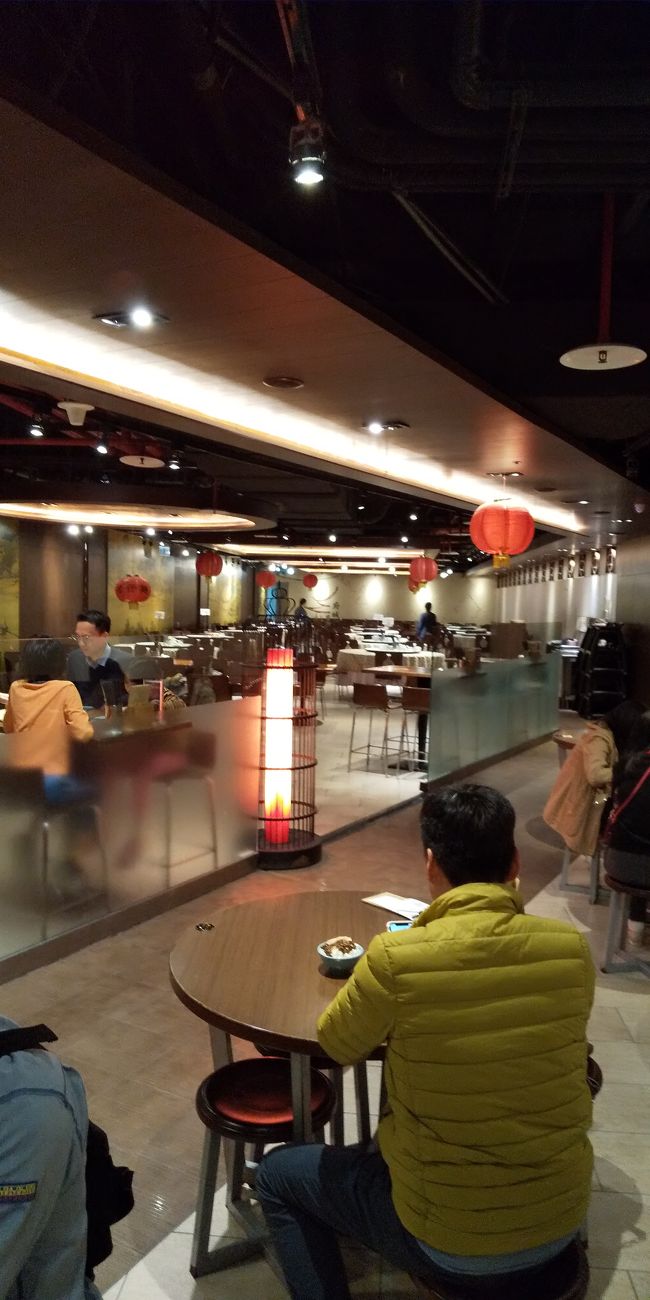 高級な感じのフードコートです　因みに上にもっと高級な中華レストランが有ります