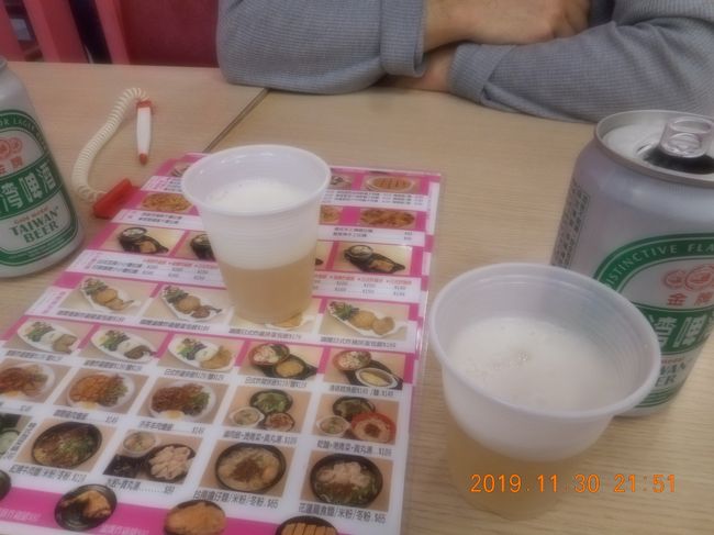 ビールを飲みながらメニュー選び　やはり伝票に自分で書き込むシステムです<br />Y区の奥のレストラン街の店で日本人の店員さんがいて注文が楽でした