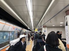 京成の押上駅から40分ほどで空港第2ビル駅に到着。
家でウダウダしてても仕方ないと早めに出て来ているんで全然余裕。
何気にこのルート外国人の方多いですね。