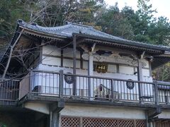 大石公園から市街を下って行きます。この三嶽寺は、かつては僧兵たちが集った山岳宗教の寺。湯の山温泉街の上手にあって、境内は限られますが本堂のこちらを見下ろすような高い建物もそんな雰囲気がありますね。
折鶴伝説の恋結びの説明版があって、心中を考えていた男女を救った幻の僧兵のことが書かれていました。