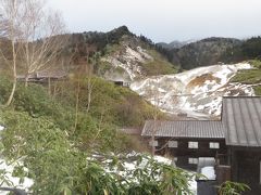 一夜明けて宿の窓から。雪降ってたんだ！
昨夜は部屋にトイレも洗面も何も付いてないので大浴場に行きました。すんごい良かったですよお湯！
湯治宿は置いといて、お湯はいい！