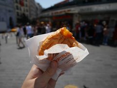 終点のタクシムでバスを降りたら、まずは、濡れバーガー（ウスラック・ハンブルゲル）をペロリ。2つ頼んで、確か11リラ（約220円）。

「次はいつ食べられるか分からないから・・・」
が今回の食い倒れの旅の原動力、というか言い訳です。

Kizilkayalar
https://goo.gl/maps/NKEwRDBNkzuPbbrKA

濡れバーガーは、トマトソースでハンバーガーを蒸したものなのですが、イスタンブール以外の街ではあまり見かけないんです。イスタンブールに来ると食べたくなるグルメです。