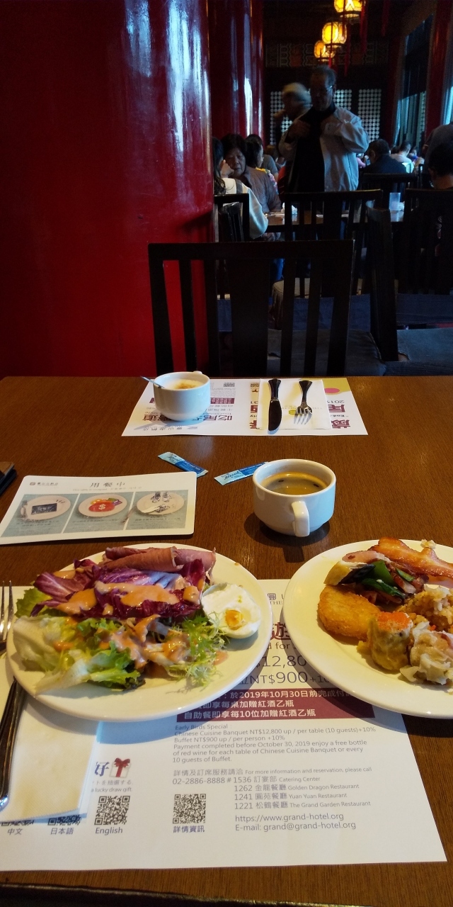 ホテルのビュッフェで朝食<br />1人５００元