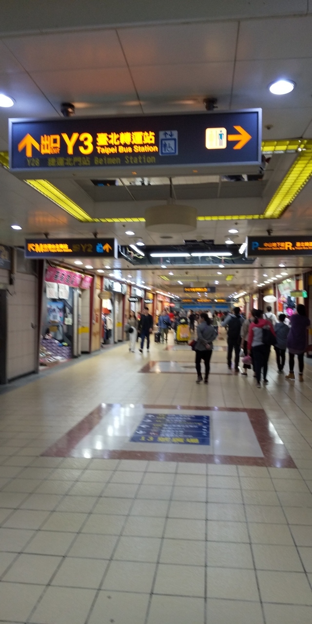 Y区でスーツケースが入るコインロッカーを探して手ぶらに<br />Y区は地下街の中でも広く　ショッピングや食事　他のビルとも繋がっていてにぎやかです